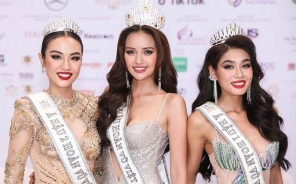 2022年越南環球小姐三甲（左起）：季軍黃范水仙、 冠軍阮氏玉珠和亞軍黎草兒。