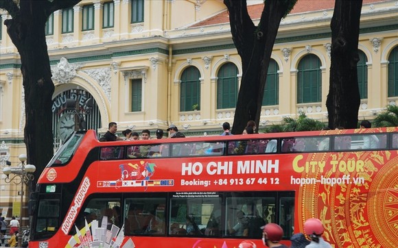 遊客乘坐雙層巴士遊覽本市。