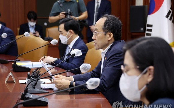 8月8日，在中央政府首爾辦公樓，韓國經濟副總理兼企劃財政部長官秋慶鎬（右二）主持召開緊急經濟長官會議。 韓聯社