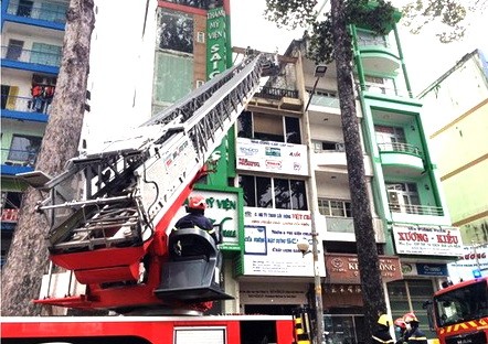 去年11月11日中午，第五郡第二坊陳興道街某高層建築物失火， 消防警察要使用雲梯救出兩名被困者。