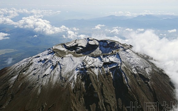 富士山本季山頂首次觀測到積雪。