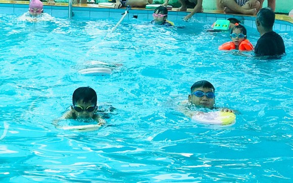 小學生們在學習游泳。（圖：隆安報）