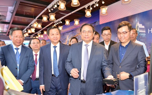 政府總理范明政參觀南部東區產品展。