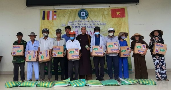 Tặng 1.500 phần quà đến người dân vùng lũ Hải Lăng (tỉnh Quảng …