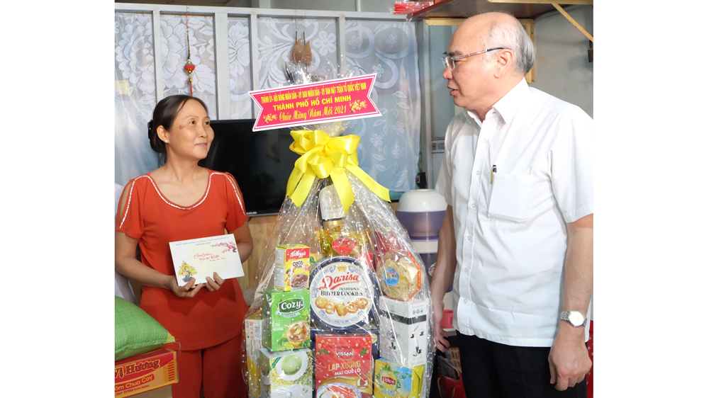 Đồng chí Phan Nguyễn Như Khuê, Trưởng Ban Tuyên giáo  Thành ủy TPHCM, thăm, chúc tết người dân có hoàn cảnh khó khăn