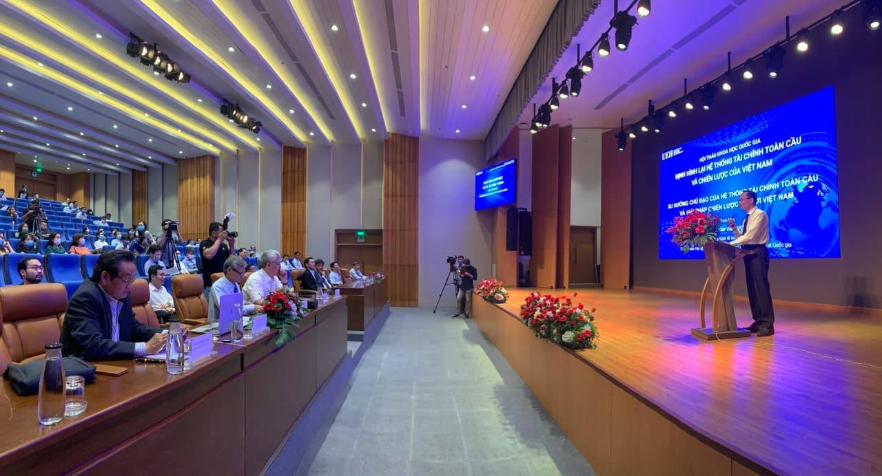 Quang cảnh Hội thảo “Định hình lại hệ thống tài chính toàn cầu và chiến lược của Việt Nam” sáng 27-4