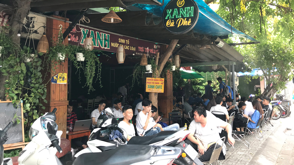 Nhiều bạn trẻ uống cà phê trò chuyện, không đeo khẩu trang tại quán cà phê trên đường Lê Lợi, phường 4, quận Gò Vấp. Ảnh: Bùi Anh Tuấn