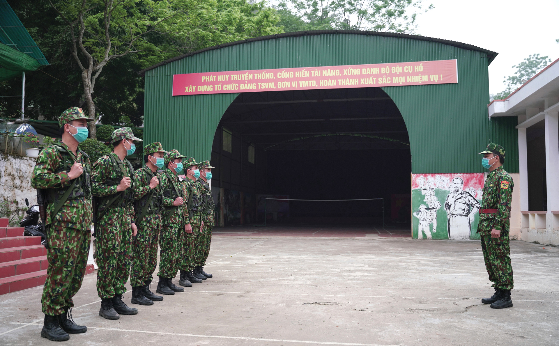 Tuần tra ngày đêm nơi biên ải, ngăn nguy cơ dịch bệnh Covid-19 xâm nhập ảnh 7