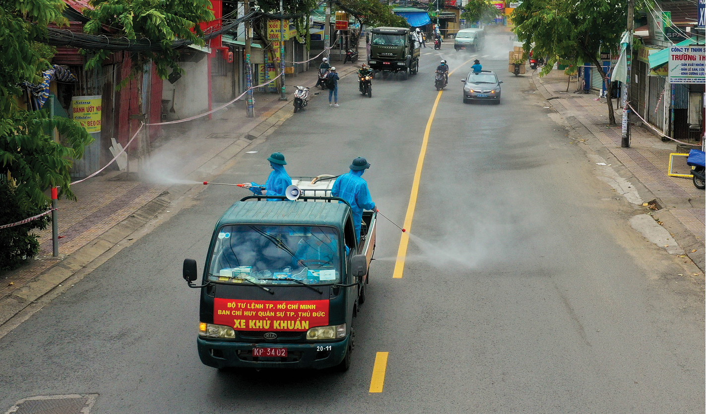 Lực lượng vũ trang ra quân phun khử khuẩn toàn thành phố ảnh 15