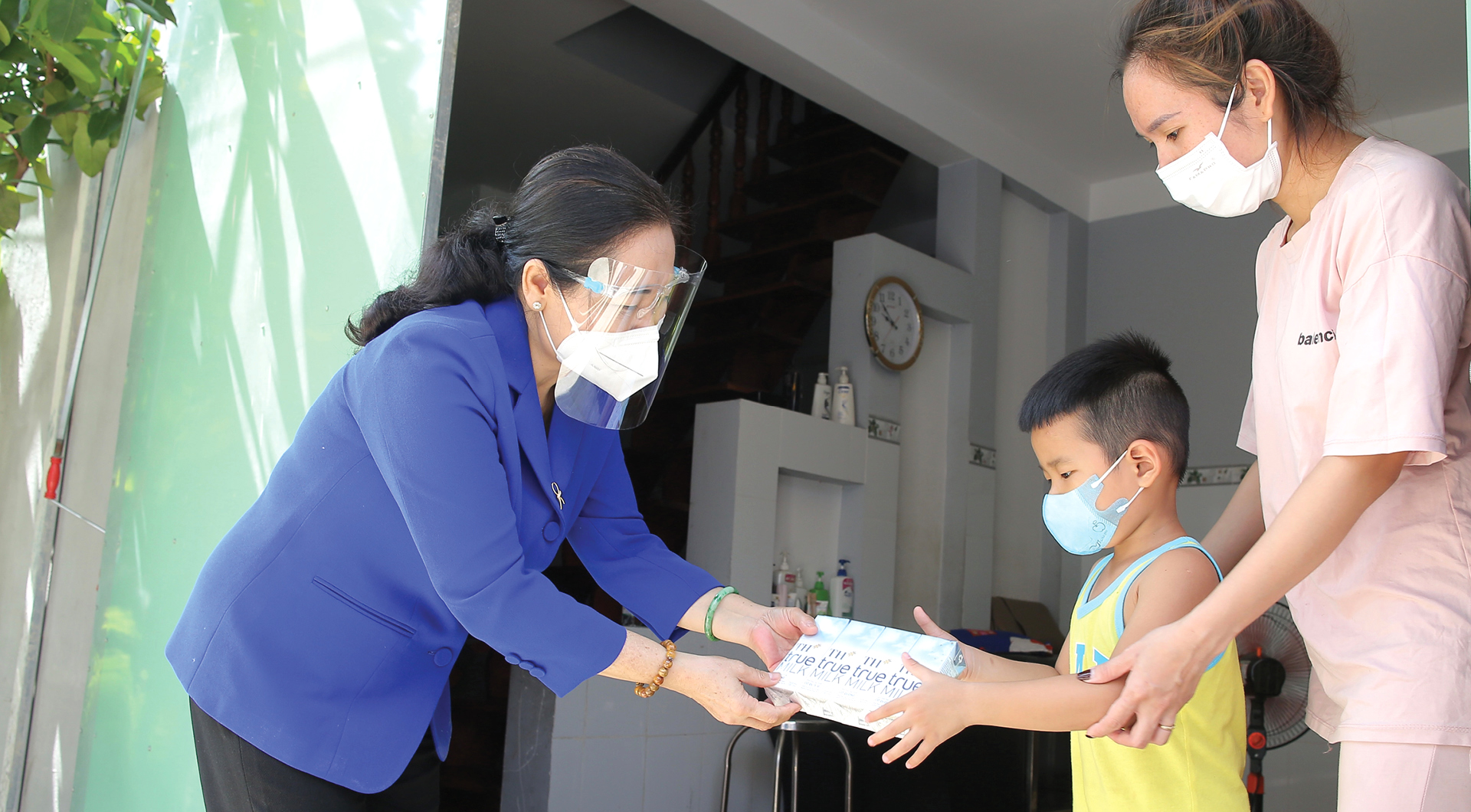 Trao 10.000 phần quà ý nghĩa đến công nhân, người lao động gặp khó khăn do Covid-19 ảnh 4