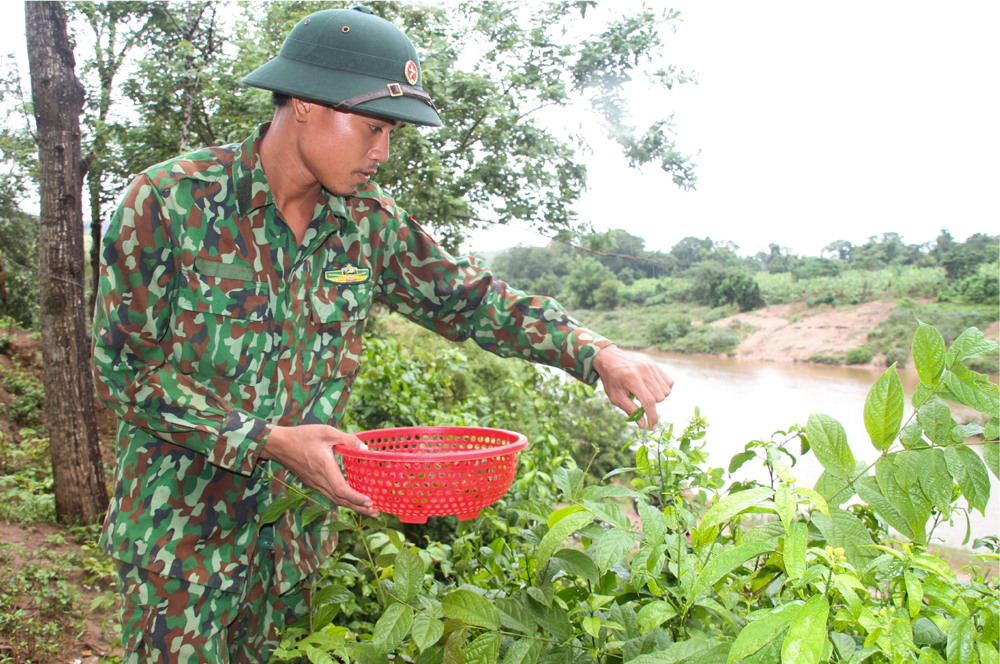 Vượt khó bám chốt, tuần tra biên giới phòng chống dịch ảnh 22