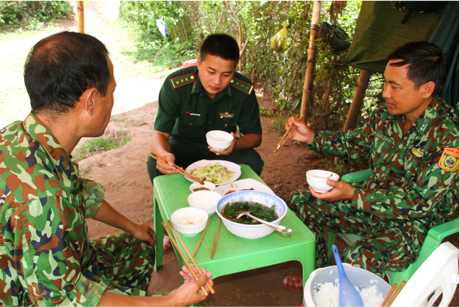 Vượt khó bám chốt, tuần tra biên giới phòng chống dịch ảnh 32