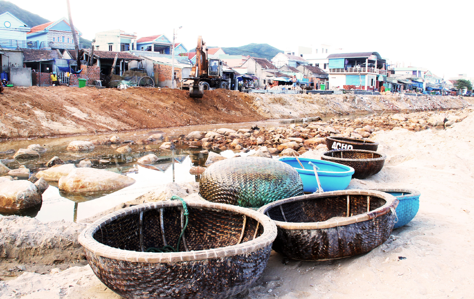 Kè biển 99 tỷ đồng 'lên dây cót' trước mùa mưa bão ảnh 2