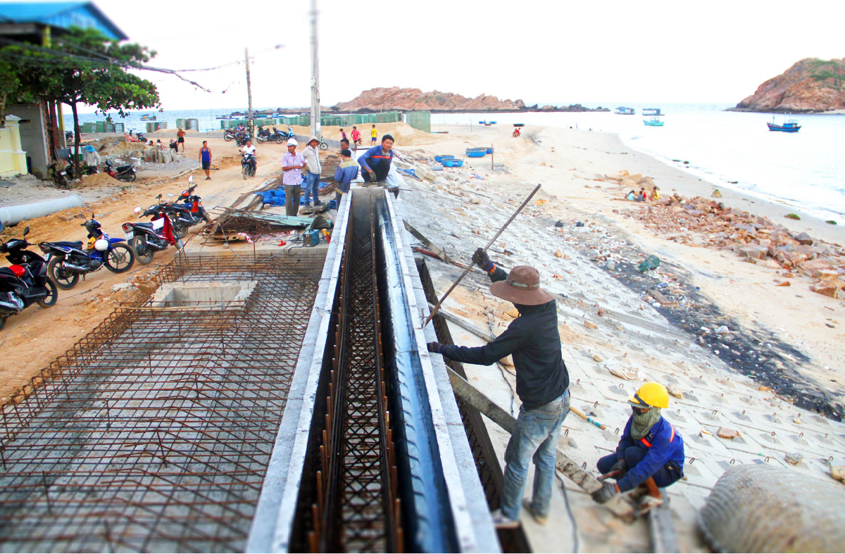 Kè biển 99 tỷ đồng 'lên dây cót' trước mùa mưa bão ảnh 6