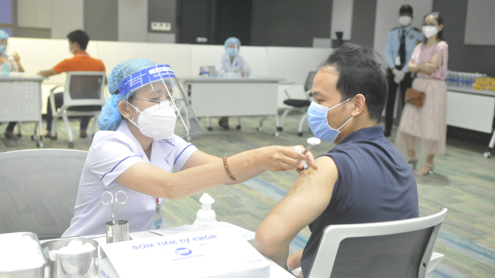 Tiêm vaccine Covid-19 tại  khu công nghệ cao TP HCM, sáng 19-6. Ảnh: CAO THĂNG