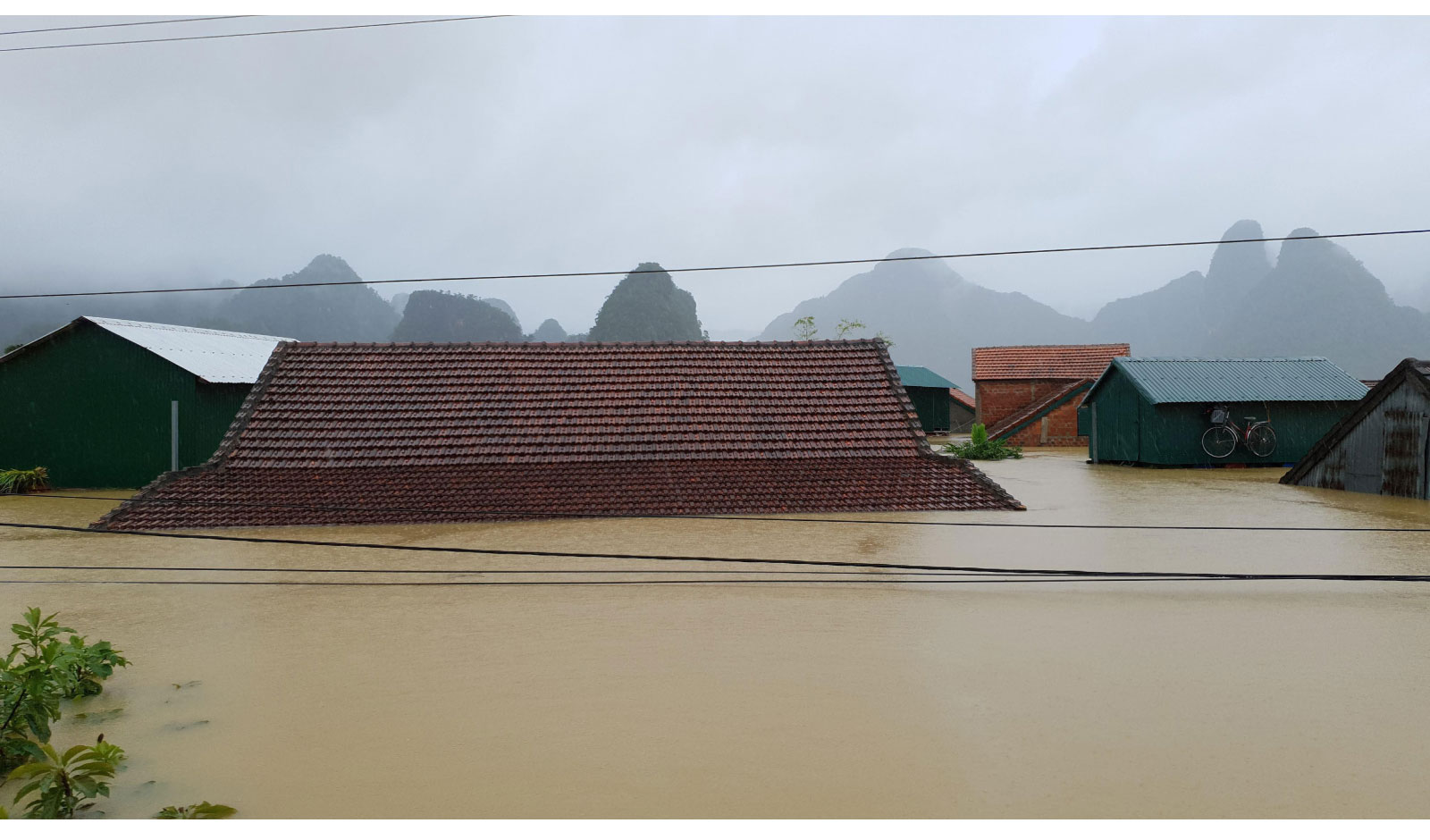 Miền Trung oằn mình trong bão lũ ảnh 13