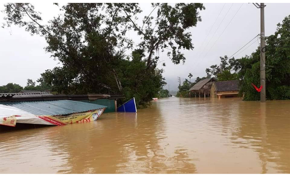 Miền Trung oằn mình trong bão lũ ảnh 9