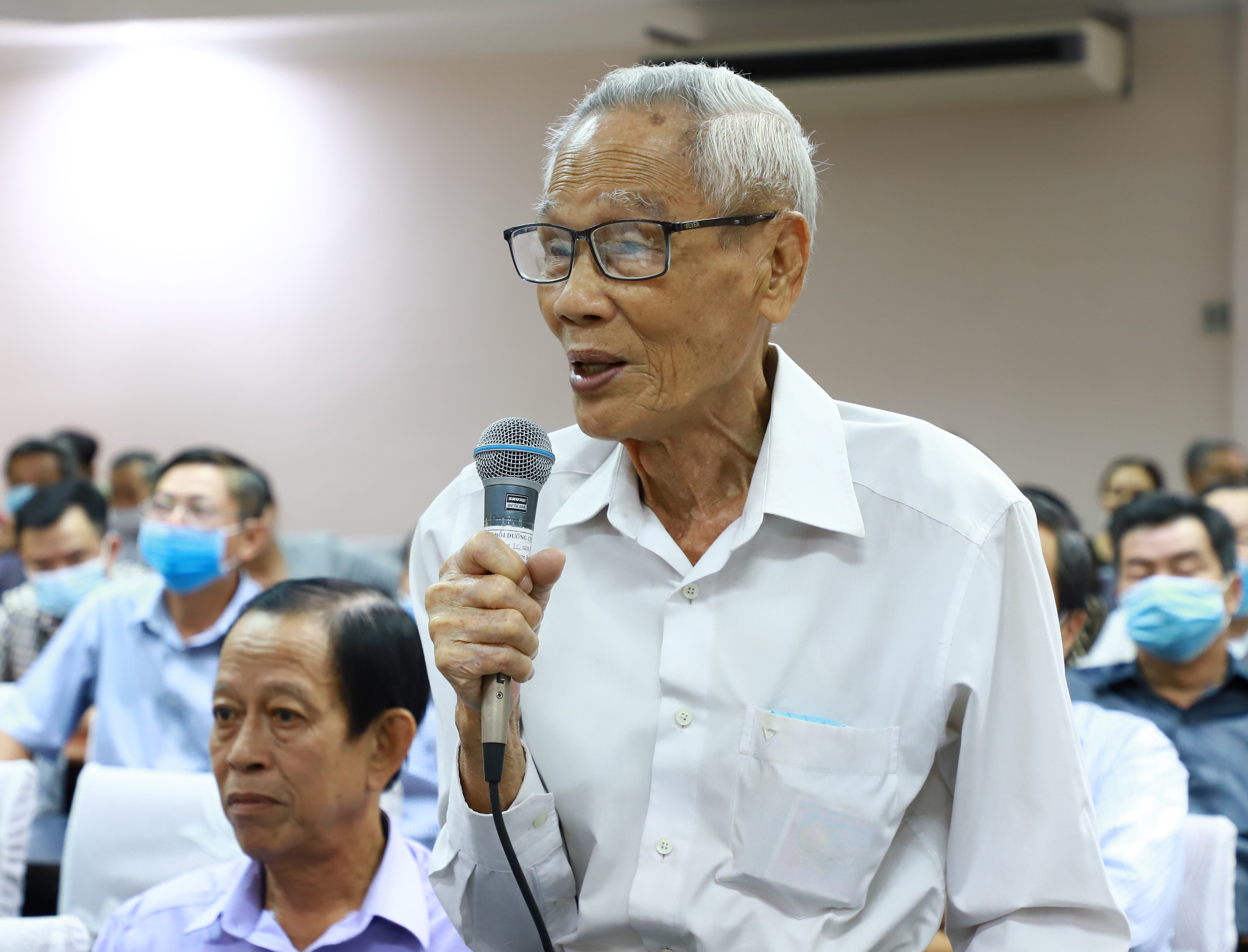 Cử tri Huỳnh Công Tấn phát biểu nhận xét tại hội nghị