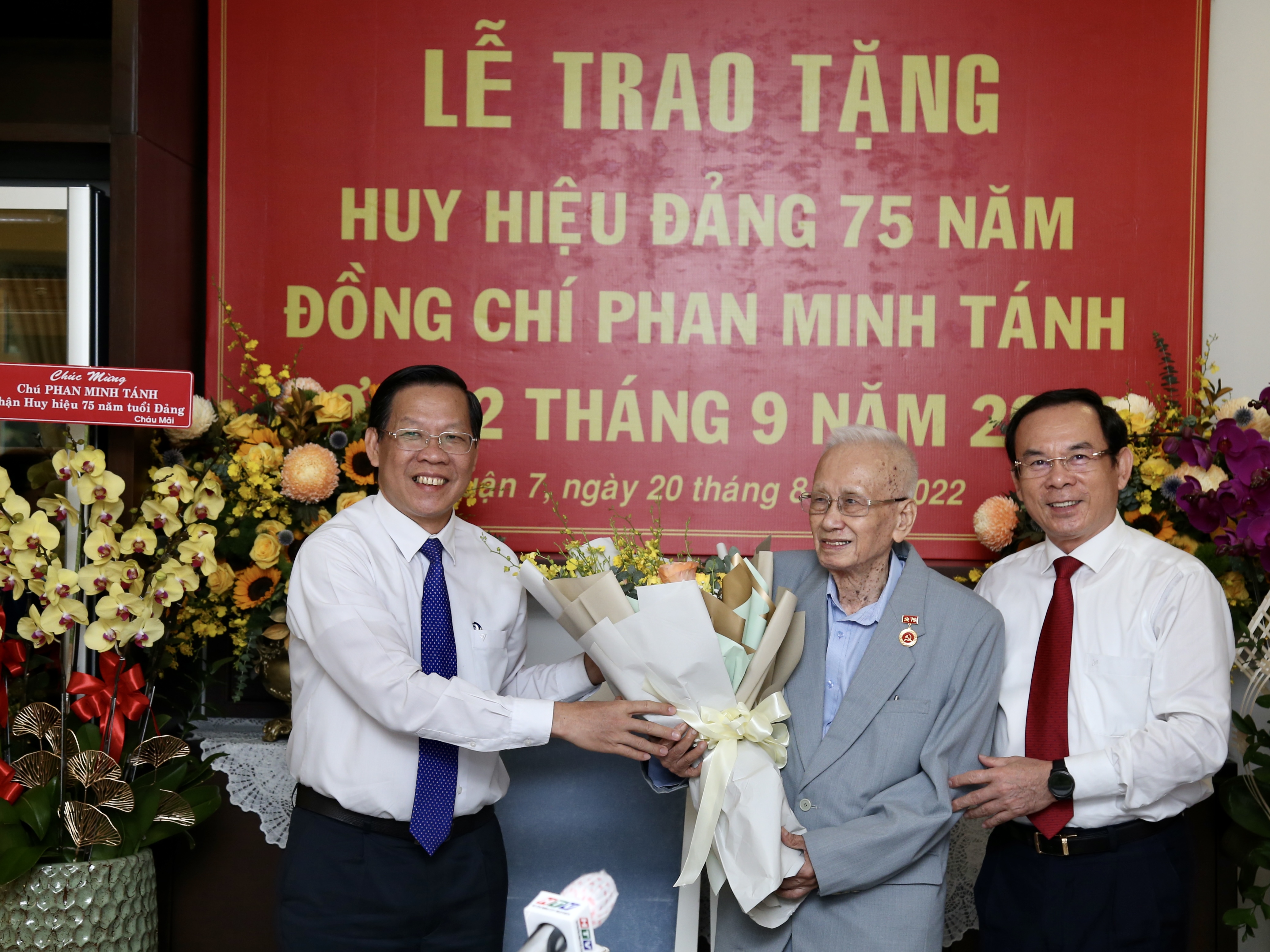 Lãnh đạo TPHCM trao Huy hiệu 75 năm tuổi Đảng đợt 2-9-2022 cho đồng chí Phan Minh Tánh. Ảnh: HOÀNG HÙNG