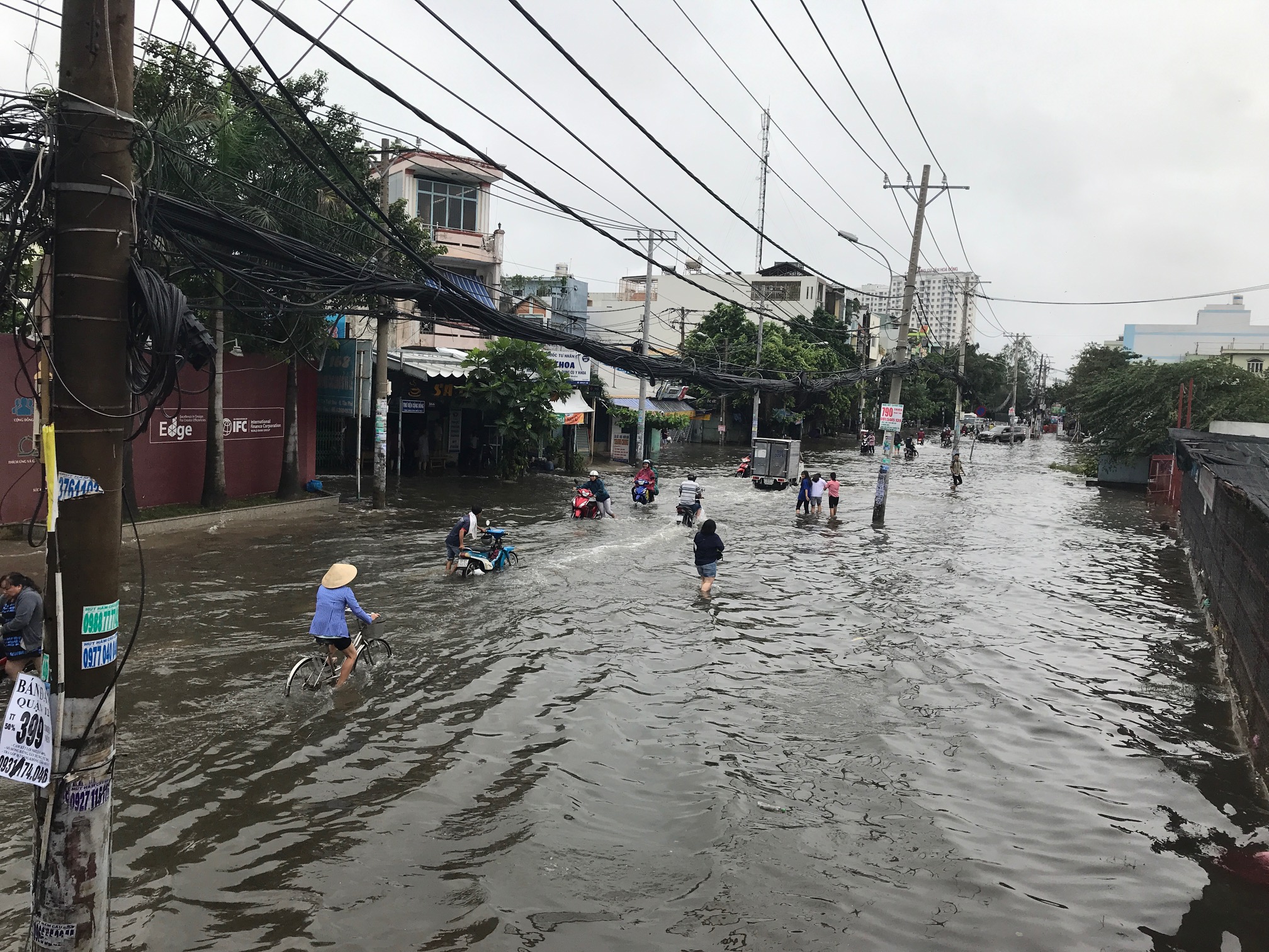 TPHCM ngập, giao thông ùn ứ sau cơn mưa kéo dài do ảnh hưởng bão số 9 ảnh 15
