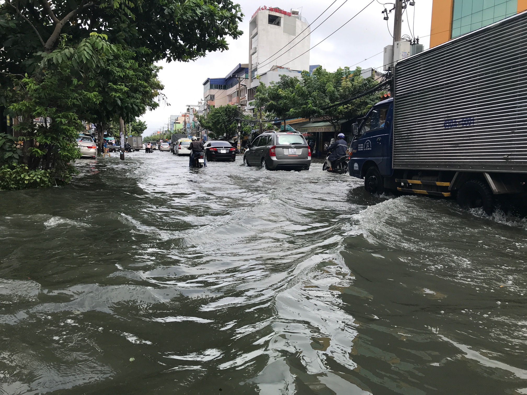 TPHCM ngập, giao thông ùn ứ sau cơn mưa kéo dài do ảnh hưởng bão số 9 ảnh 6