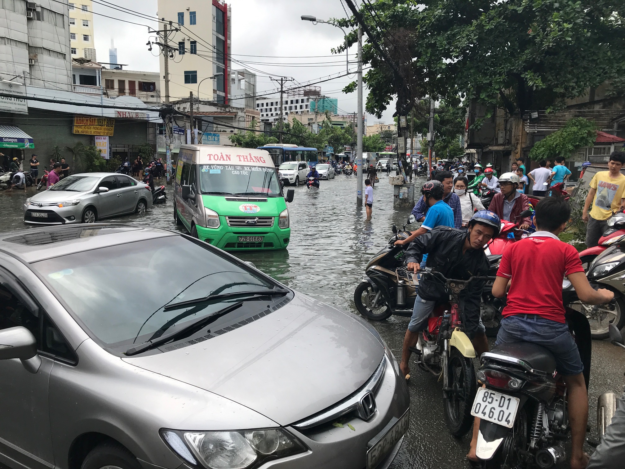 TPHCM ngập, giao thông ùn ứ sau cơn mưa kéo dài do ảnh hưởng bão số 9 ảnh 5