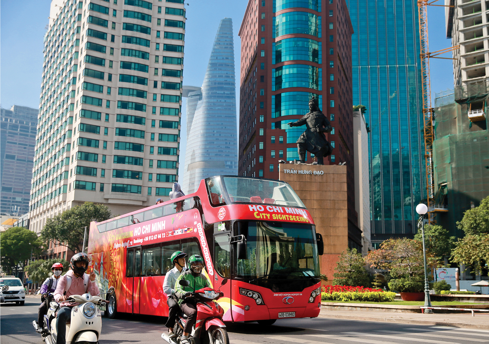Trải nghiệm 'buýt mui trần' tại TPHCM ảnh 10