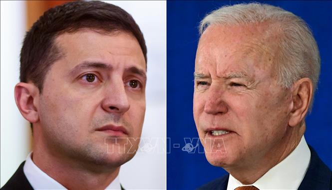 Tổng thống Mỹ Joe Biden (phải) có cuộc điện đàm với người đồng cấp Ukraine Volodymyr Zelensky. Ảnh: AFP/TTXVN