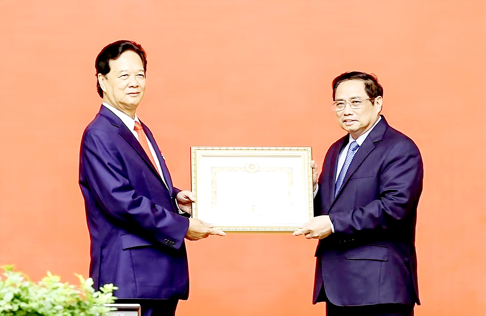 Thủ tướng Phạm Minh Chính trao Huy hiệu 55 năm tuổi Đảng tặng nguyên Thủ tướng Nguyễn Tấn Dũng. Ảnh: TTXVN