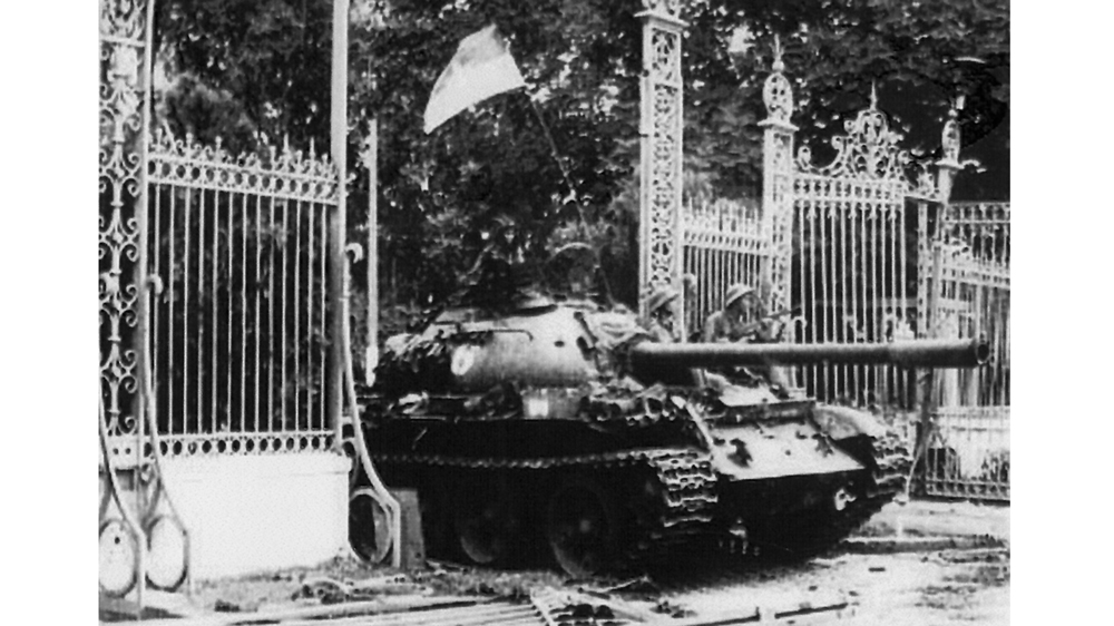 9 giờ 30 phút ngày 30-4-1975, xe tăng Quân Giải phóng tiến vào dinh Độc Lập