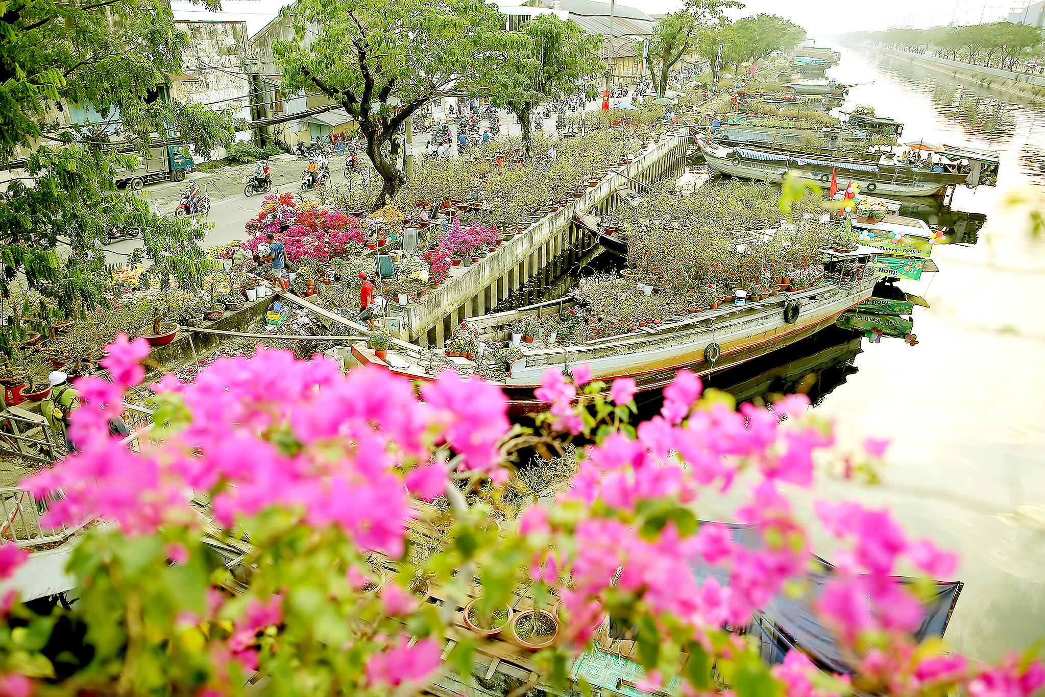 Mua bán hoa kiểng tết “trên bến dưới thuyền” tại Bến Bình Đông (quận 8, TPHCM), nét giao thương một thời của đô thị sông nước. Ảnh: DŨNG PHƯƠNG