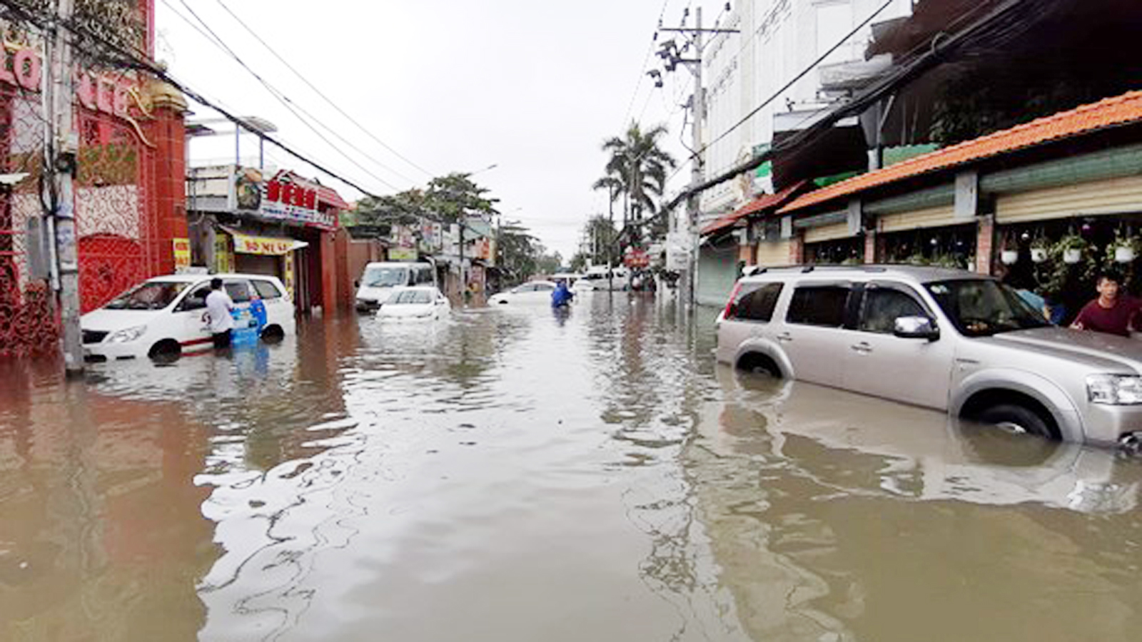 TPHCM ngập, giao thông ùn ứ sau cơn mưa kéo dài do ảnh hưởng bão số 9 ảnh 9