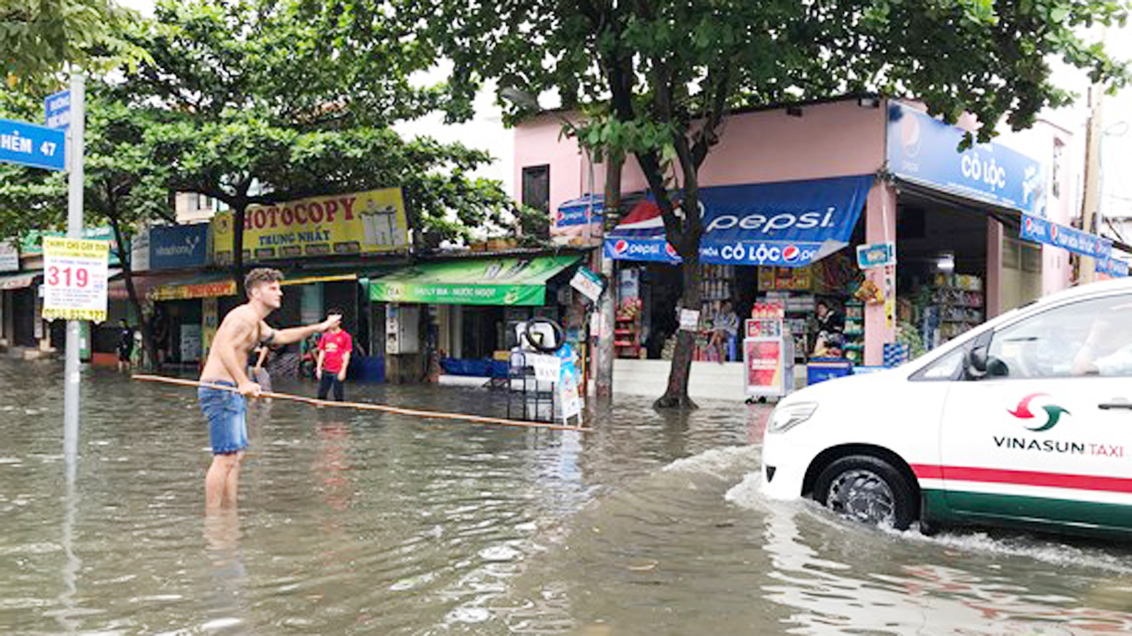 TPHCM ngập, giao thông ùn ứ sau cơn mưa kéo dài do ảnh hưởng bão số 9 ảnh 13