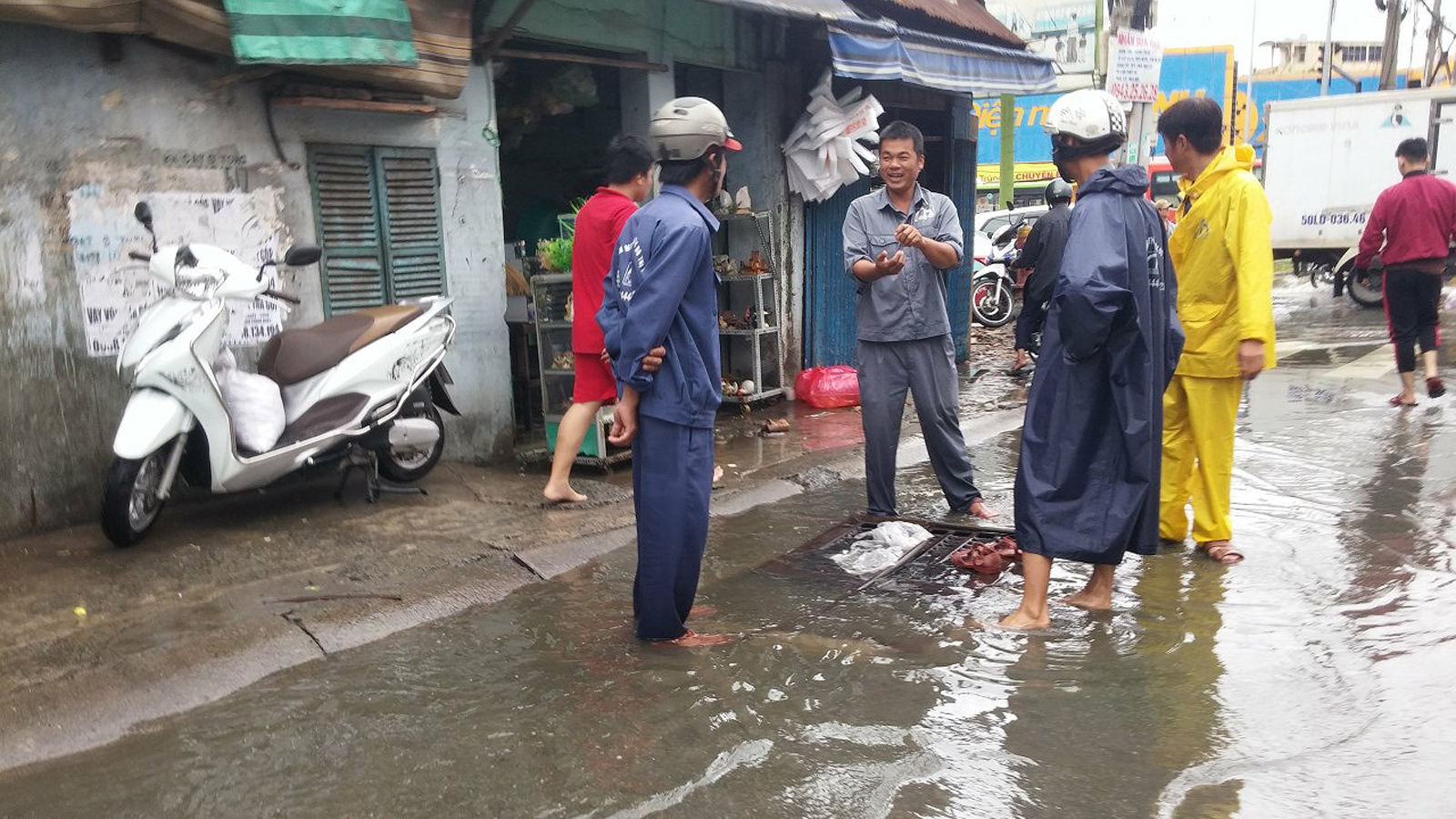 TPHCM ngập, giao thông ùn ứ sau cơn mưa kéo dài do ảnh hưởng bão số 9 ảnh 44