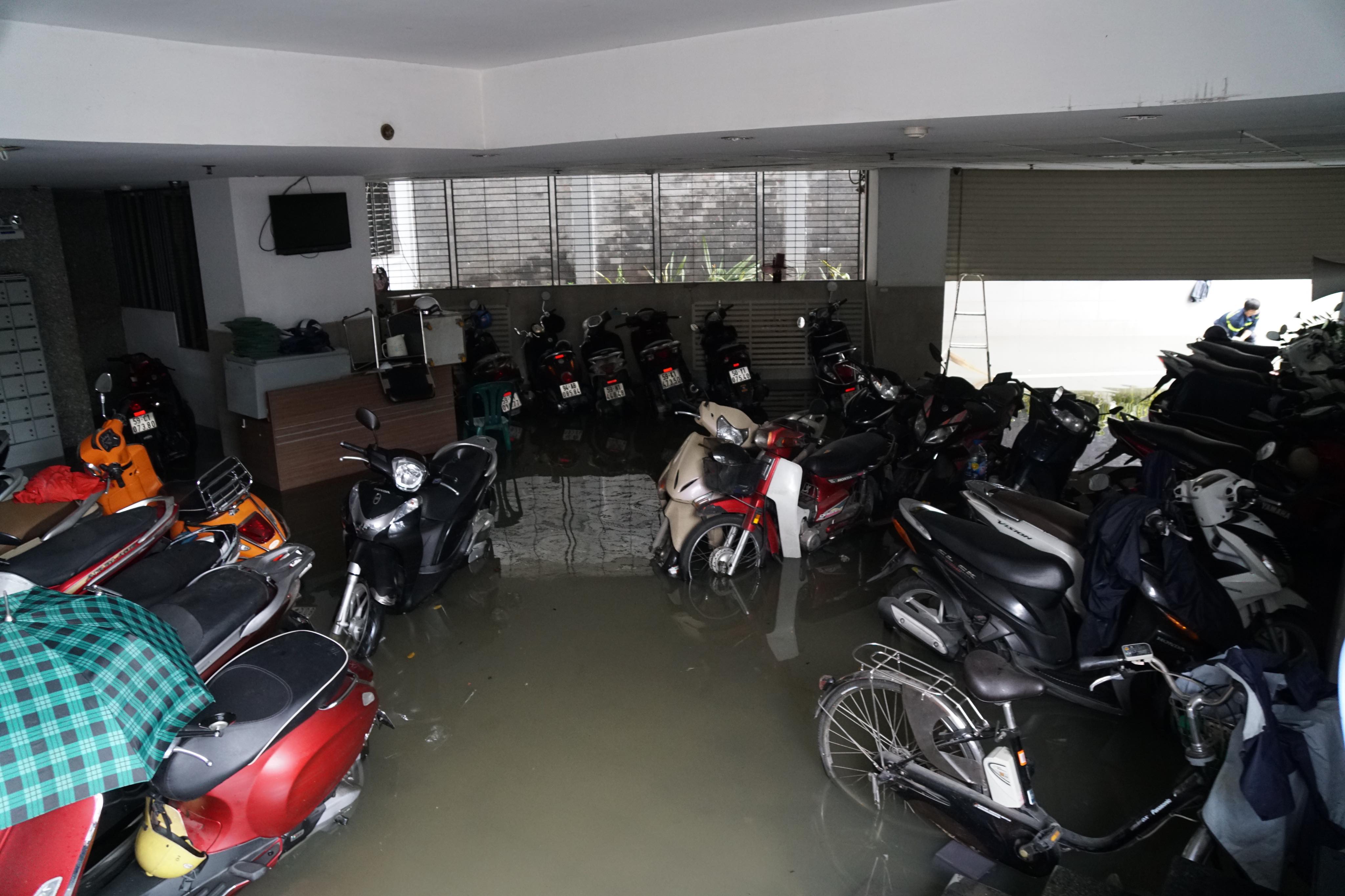 TPHCM ngập, giao thông ùn ứ sau cơn mưa kéo dài do ảnh hưởng bão số 9 ảnh 16
