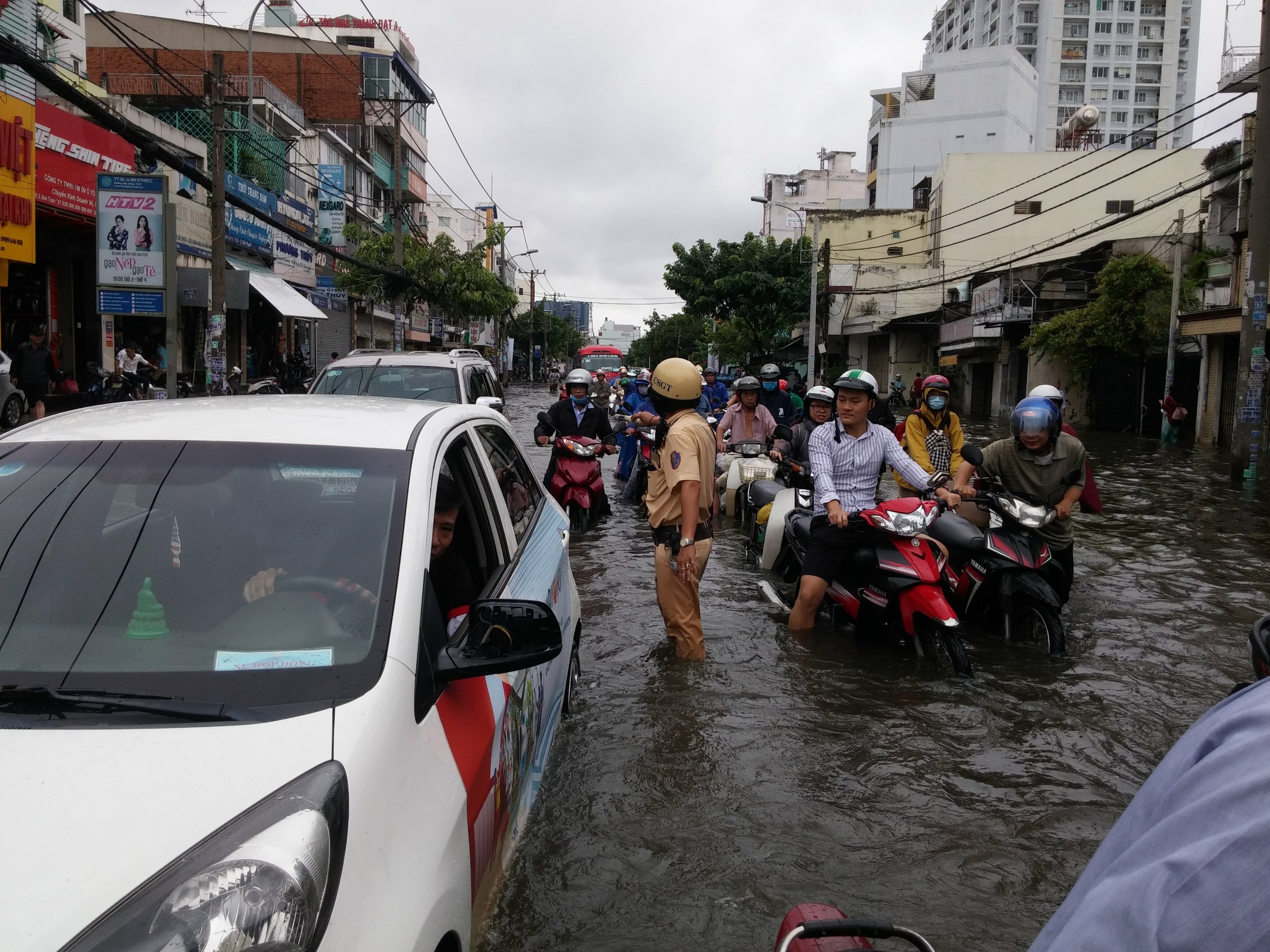 TPHCM ngập, giao thông ùn ứ sau cơn mưa kéo dài do ảnh hưởng bão số 9 ảnh 46