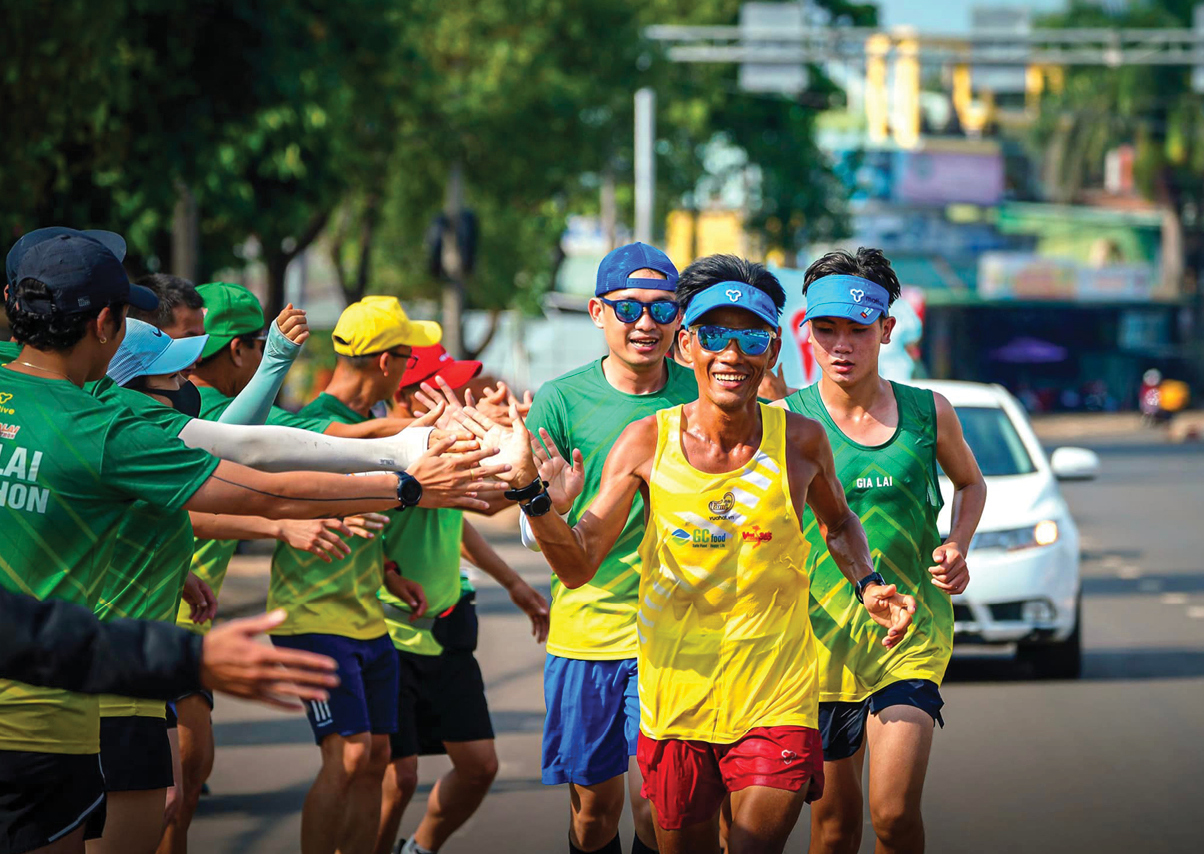 'Dị nhân' marathon Nguyễn Văn Long: 31 ngày chạy bộ xuyên Việt ảnh 11