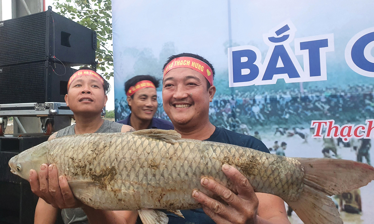 Hàng trăm người nô nức bắt cá hồ Đập Lổ ở Hà Tĩnh ảnh 13