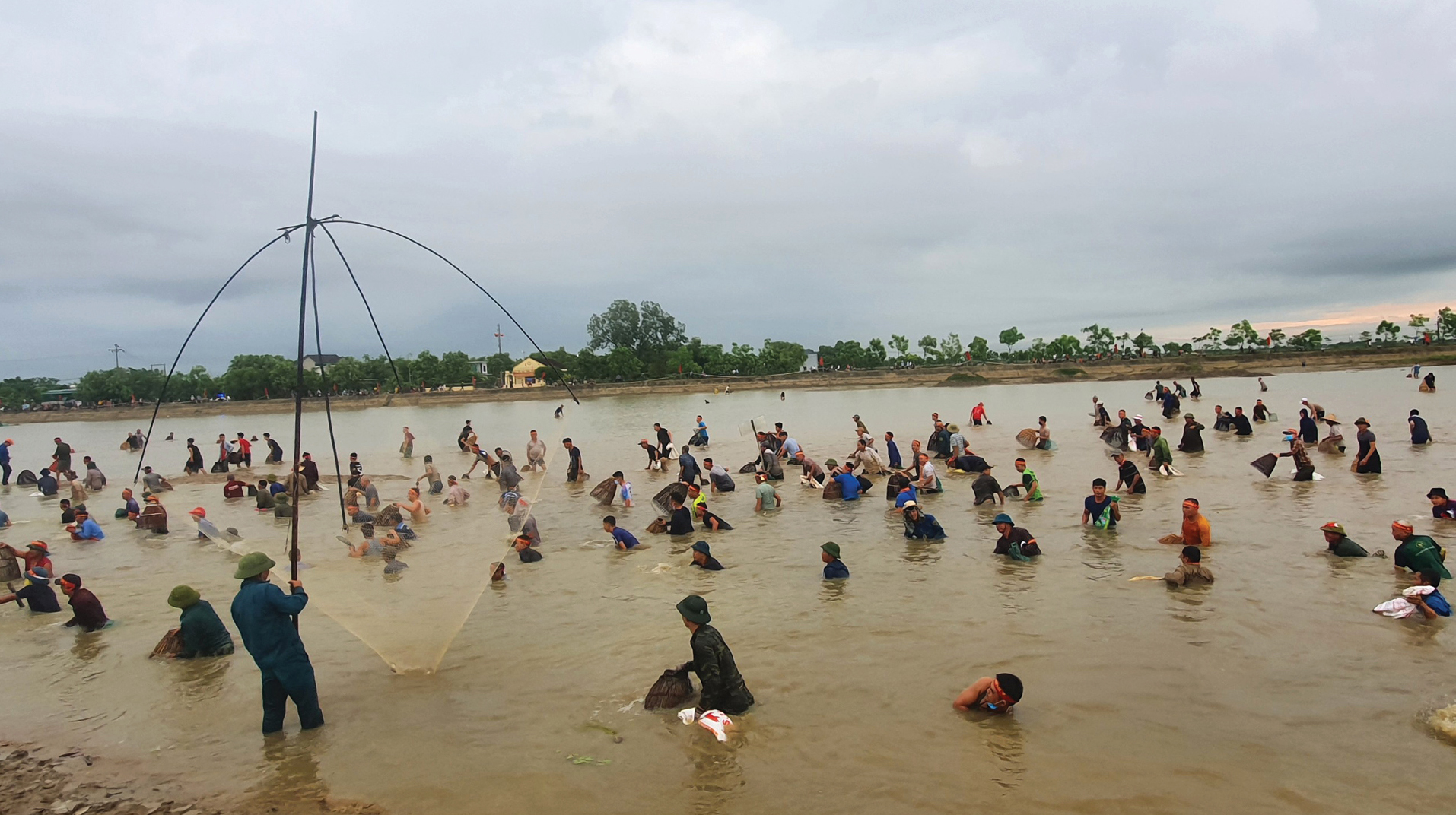 Hàng trăm người nô nức bắt cá hồ Đập Lổ ở Hà Tĩnh ảnh 3