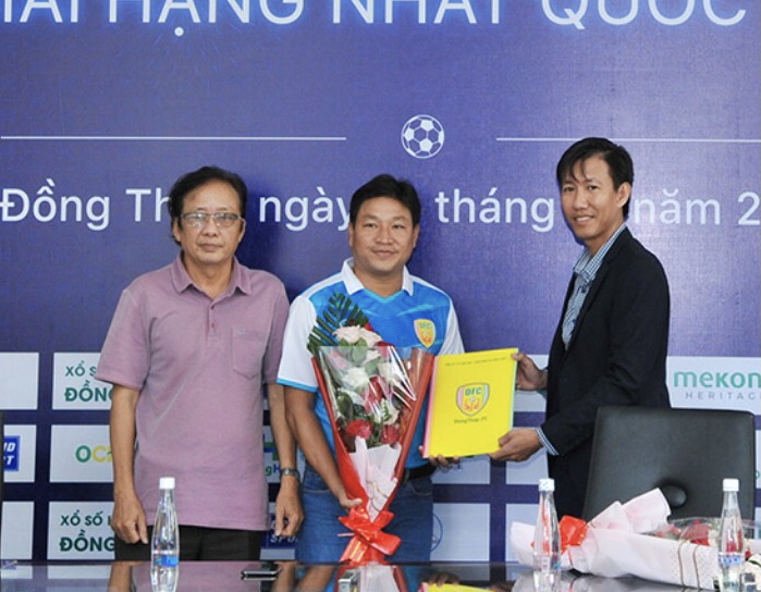 Ông Tống Văn Lâm (bìa phải) cùng ê kíp cộng sự lên phương án để tái thiết bóng đá Đồng Tháp 