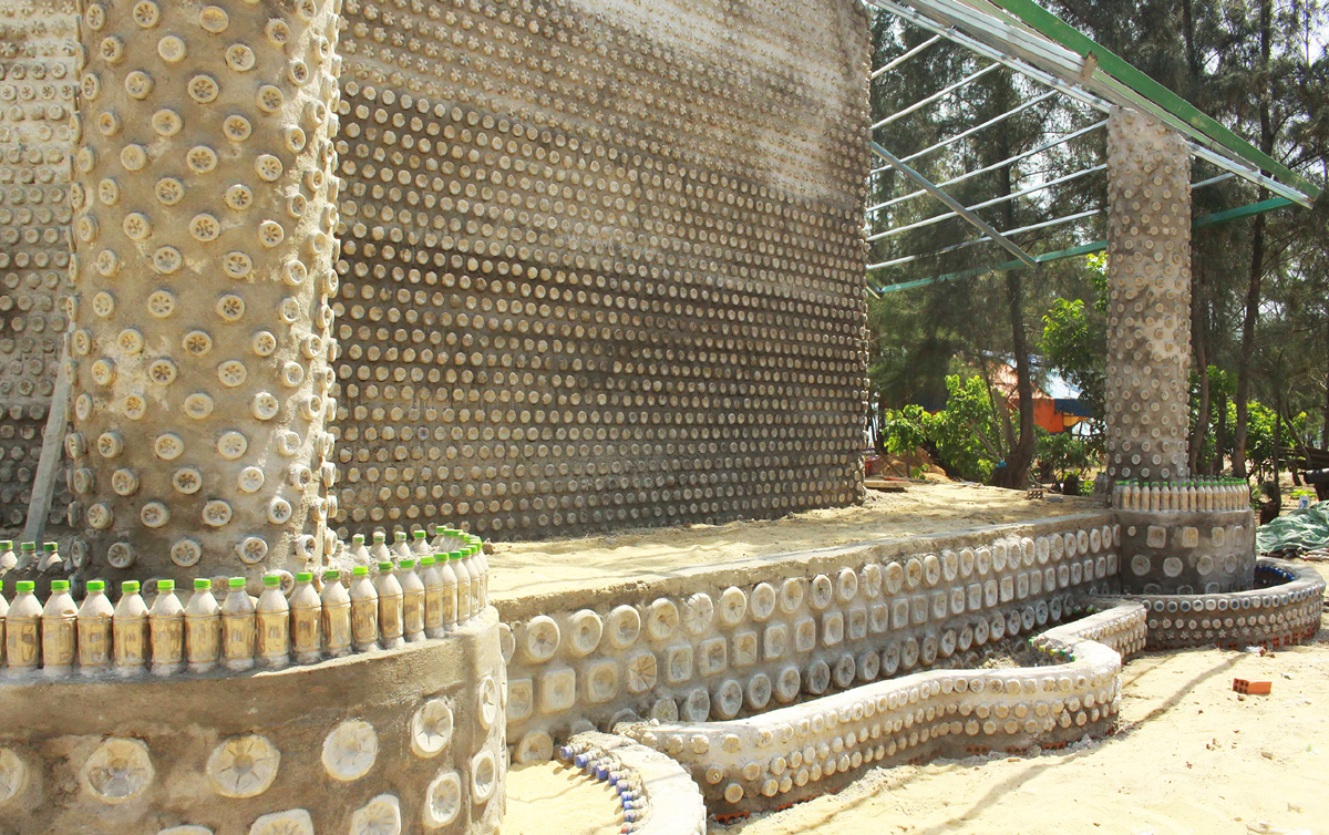 Độc đáo ngôi chùa được xây bằng 60.000 vỏ chai nhựa  ảnh 2