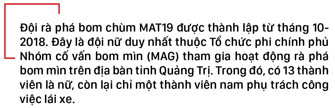 Những cô gái 'săn' bom chùm ảnh 2