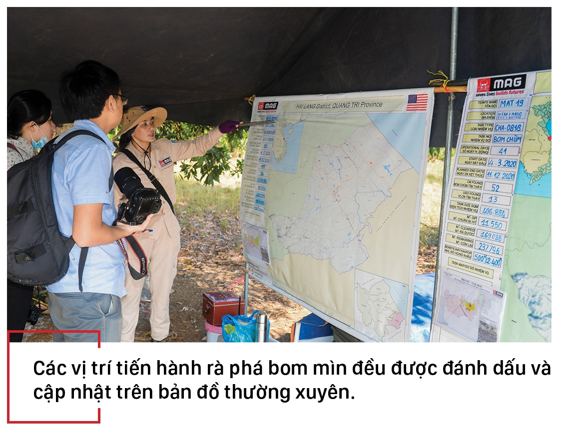 Những cô gái 'săn' bom chùm ảnh 12