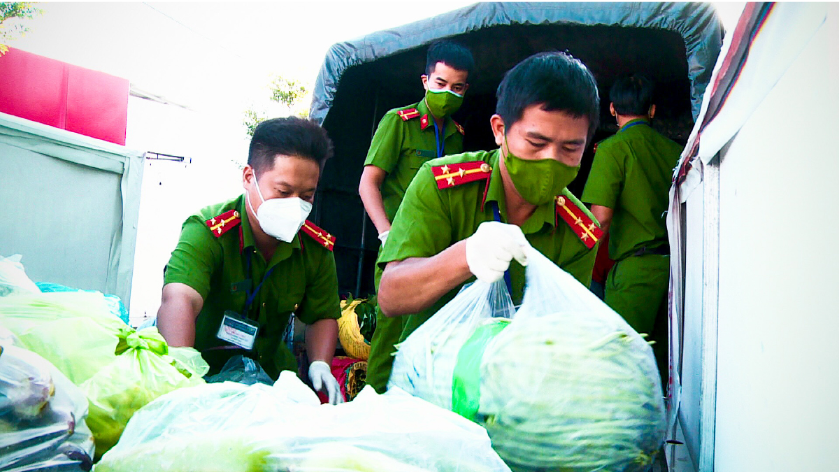 Lực lượng công an - Lá chắn vững vàng trên tuyến đầu chống dịch ảnh 19