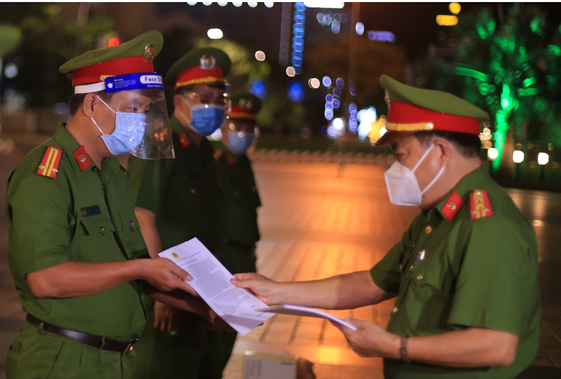 Lực lượng công an - Lá chắn vững vàng trên tuyến đầu chống dịch ảnh 2