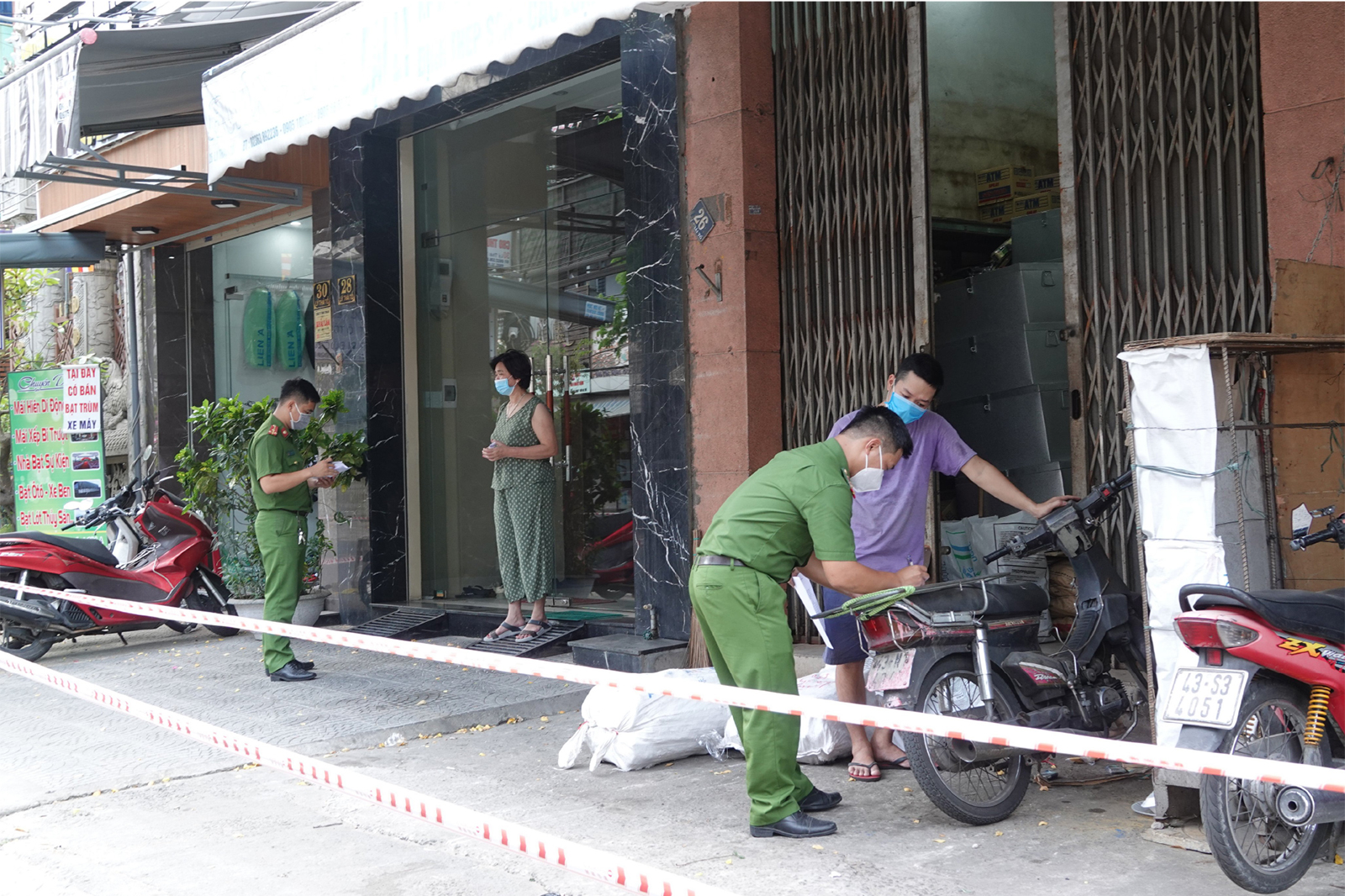 Lực lượng công an - Lá chắn vững vàng trên tuyến đầu chống dịch ảnh 47