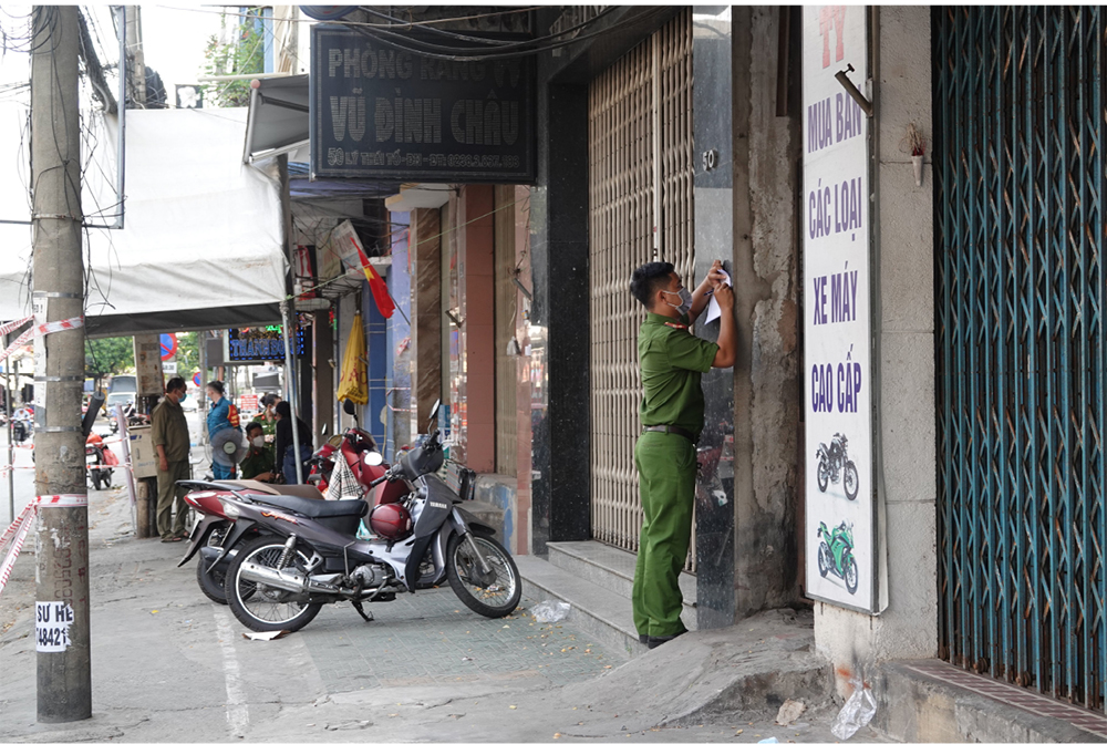 Lực lượng công an - Lá chắn vững vàng trên tuyến đầu chống dịch ảnh 48