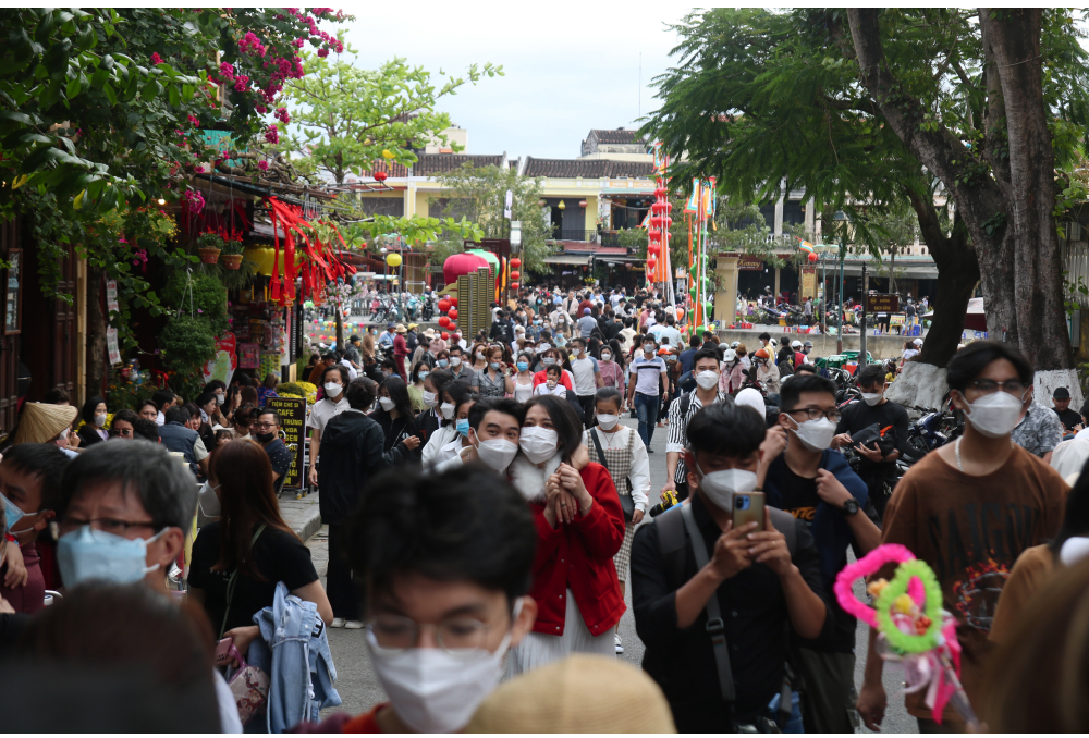 Hàng chục ngàn du khách đến tham quan phố cổ Hội An những ngày đầu năm mới ảnh 9