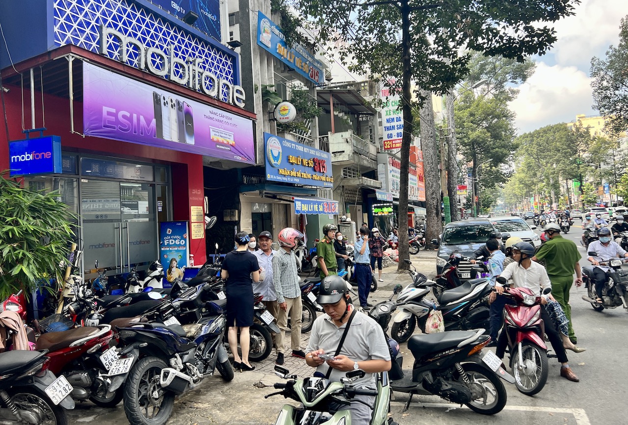 Người dùng đến điểm giao dịch MobiFone 