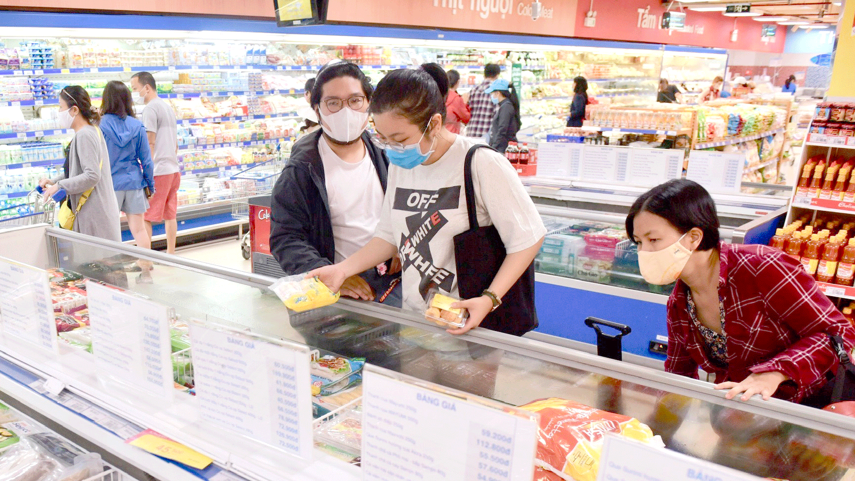 Người dân mua sắm tại siêu thị